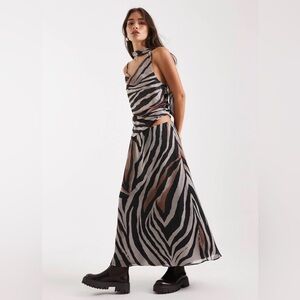 Zebra Print Matching Set

Miss Selfridge chiffon tie neck cowl top in zebra